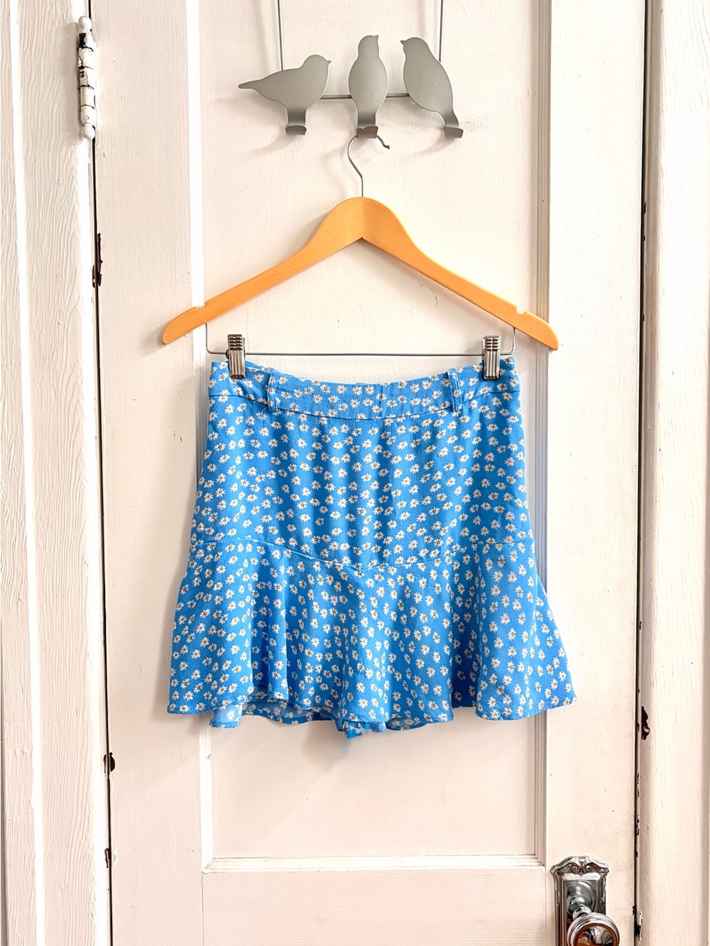 Zara - Cute Versatile Sky Blue '90s Daisy Ruffle Skirt with built-in shorts!